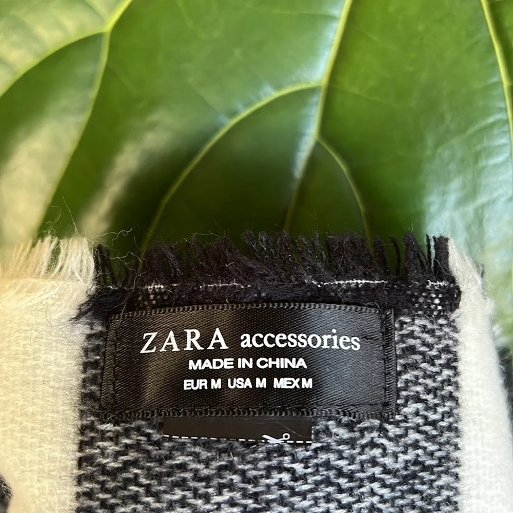 Zara Women’s Soft Knit Chunky Oversized Stripe Grey/White Fringe Winter Scarf